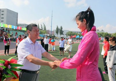 ok138太阳集团古天乐院长代表团副团长郑旗为我集团队员颁奖