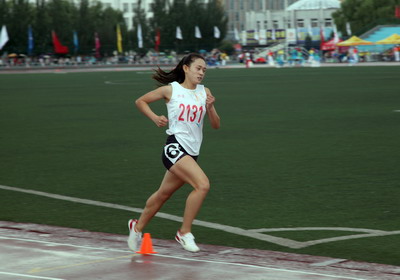 我集团体育院系龙俊荣同学获800米、1500米、4×400米三块金牌