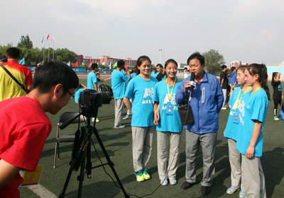 我集团体育院系组女子获4X400接力冠军破纪录接受采访